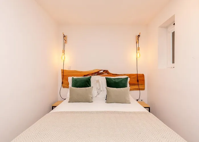 Charming 1-bedroom In Apartment *